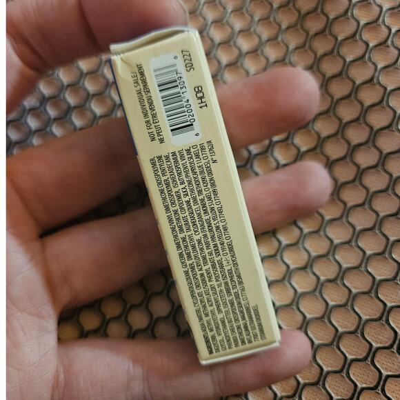 Benefit the Porefessional Hydrating Face Primer to Minimize the Look of Pores - Picture 6 of 7